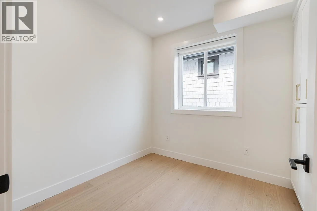 2 5304 ELGIN STREET
