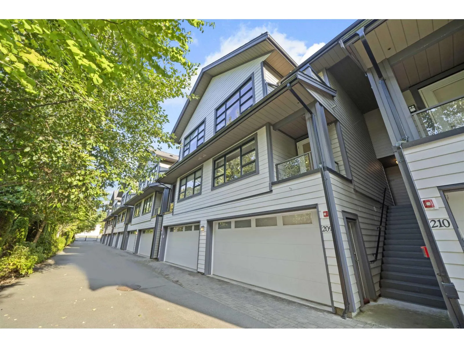 209 13585 16 AVENUE