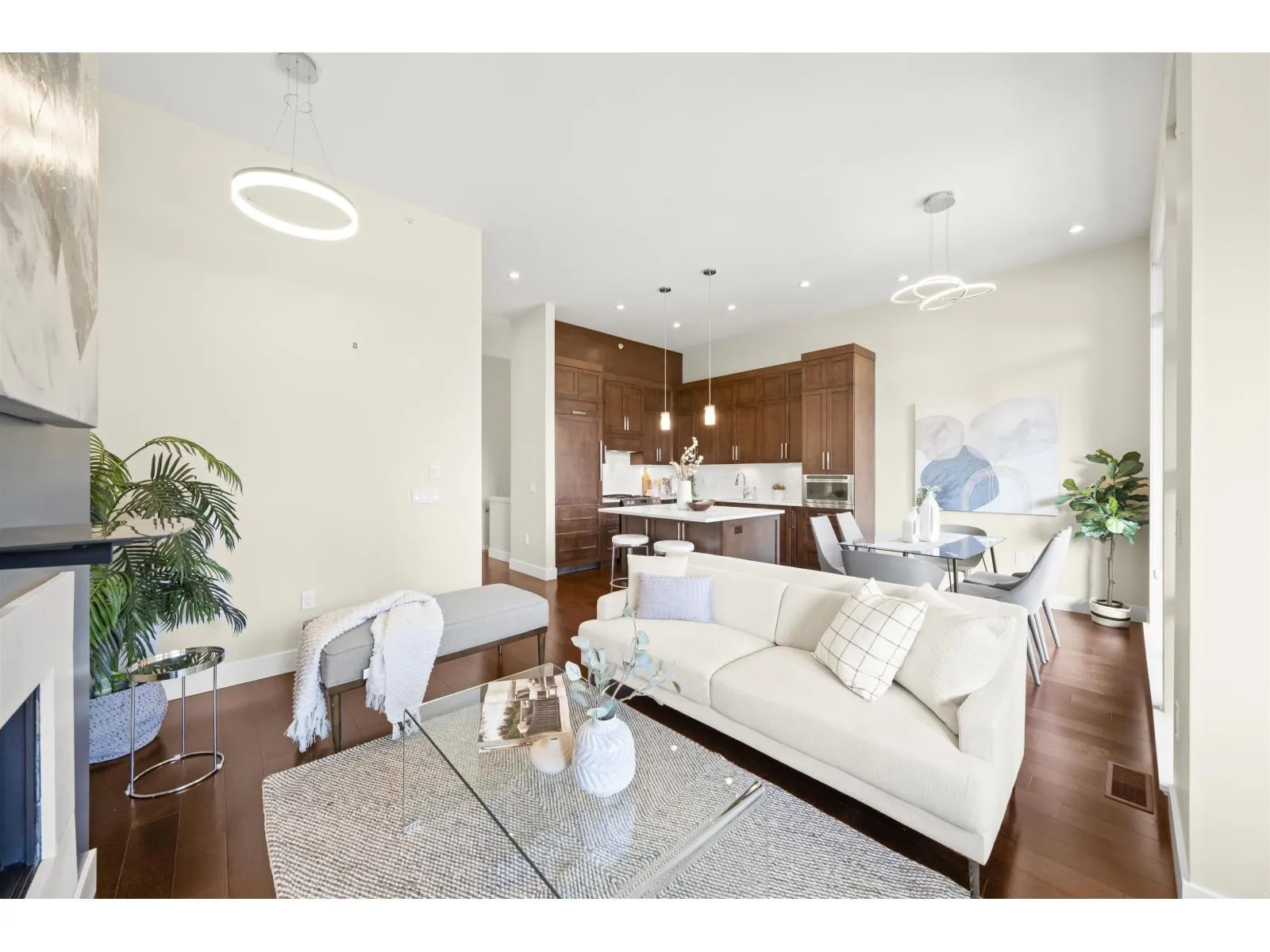 209 13585 16 AVENUE