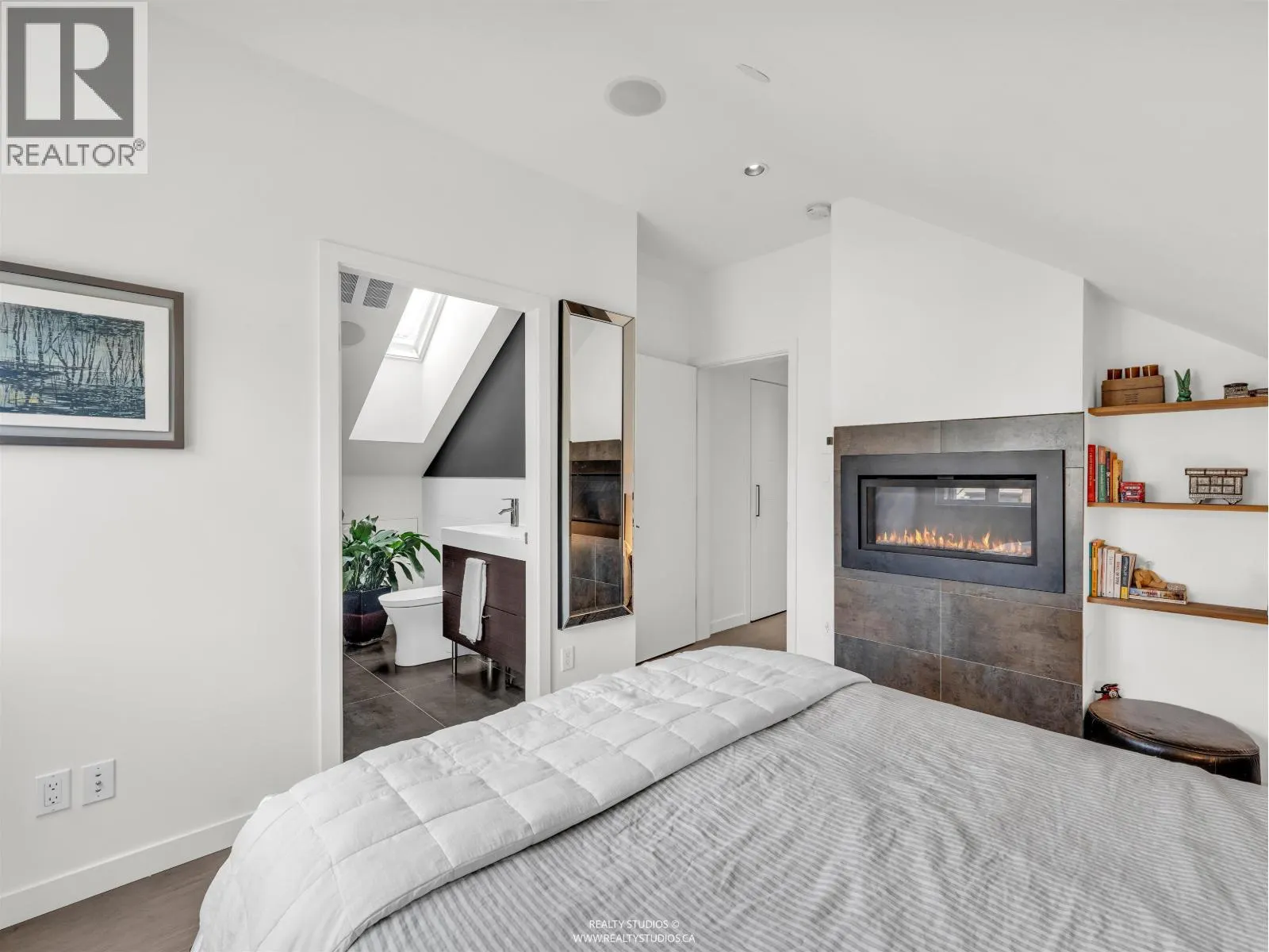 661 W 20TH AVENUE