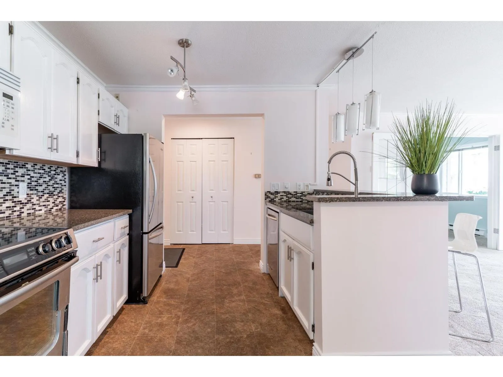 208 13965 16 AVENUE