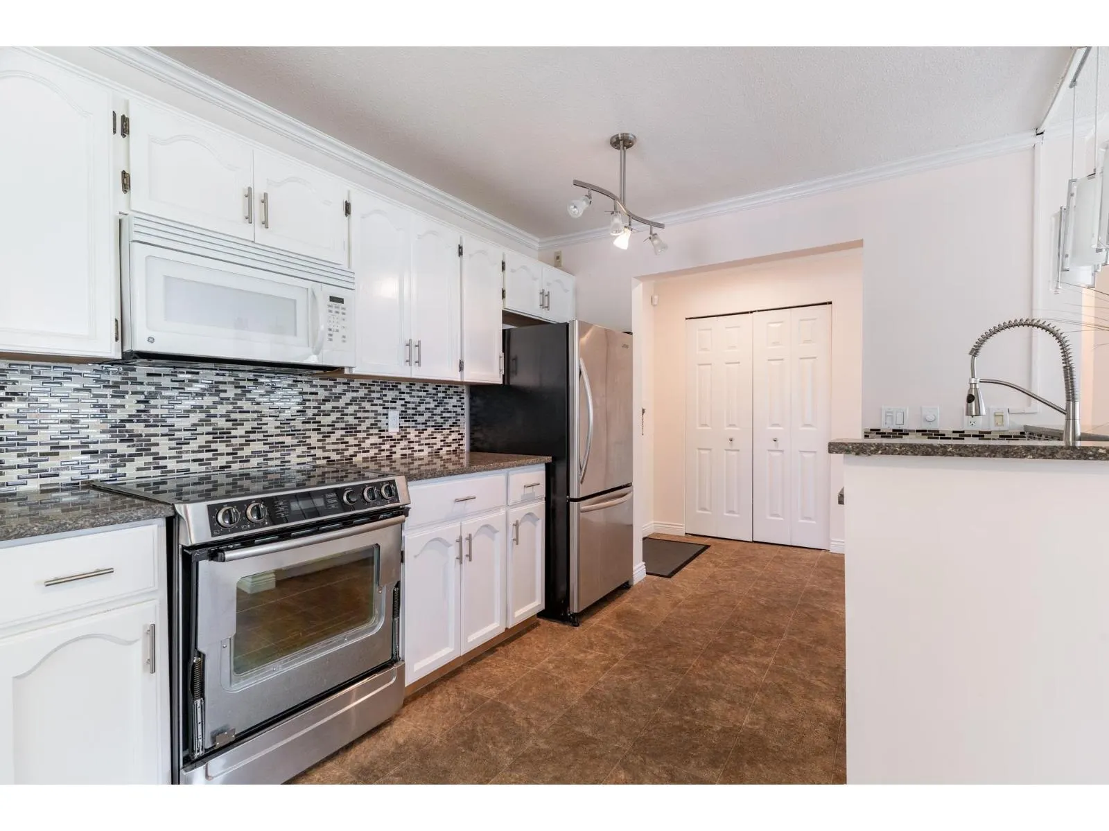 208 13965 16 AVENUE