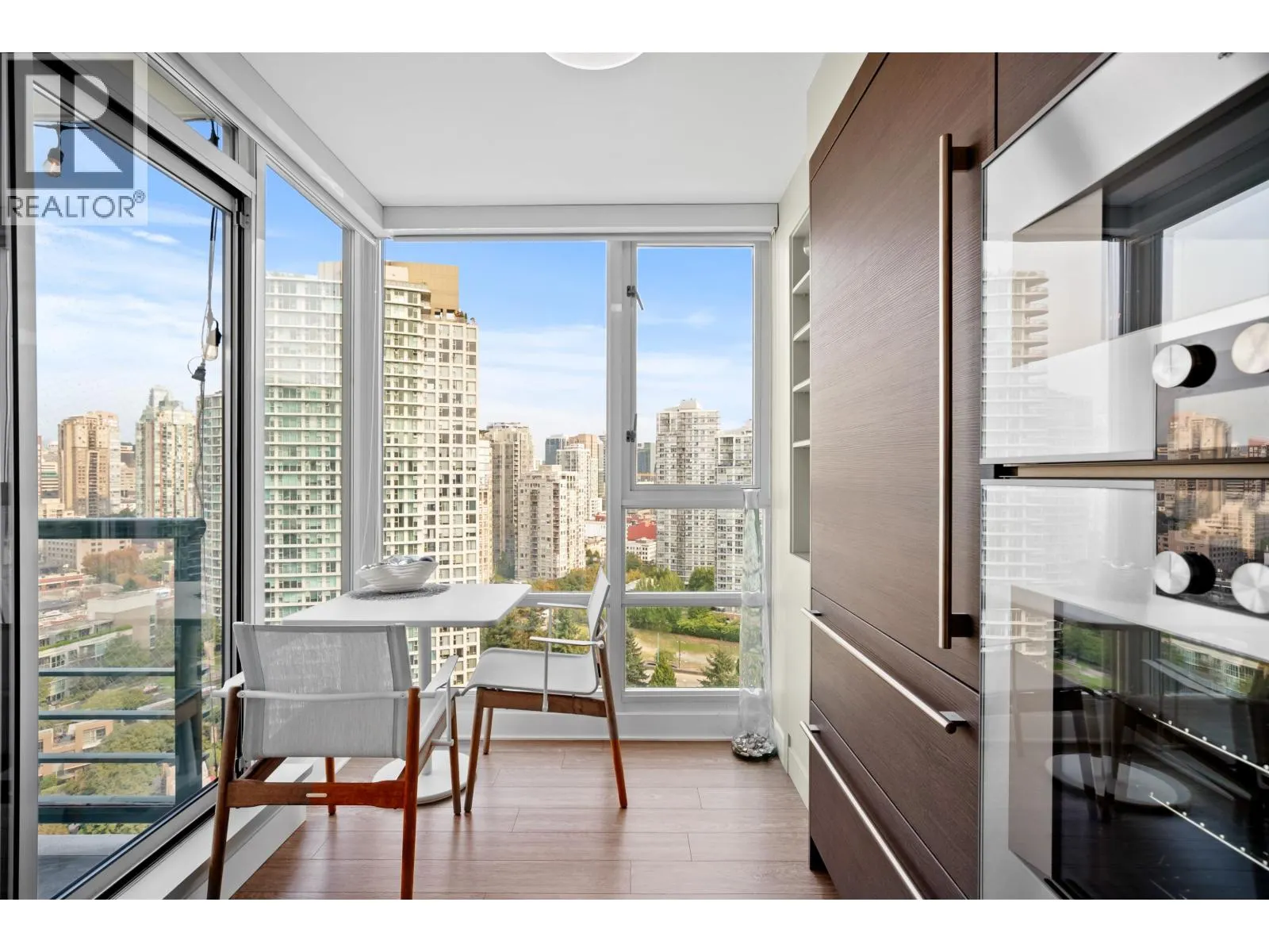 2606 1067 MARINASIDE CRESCENT