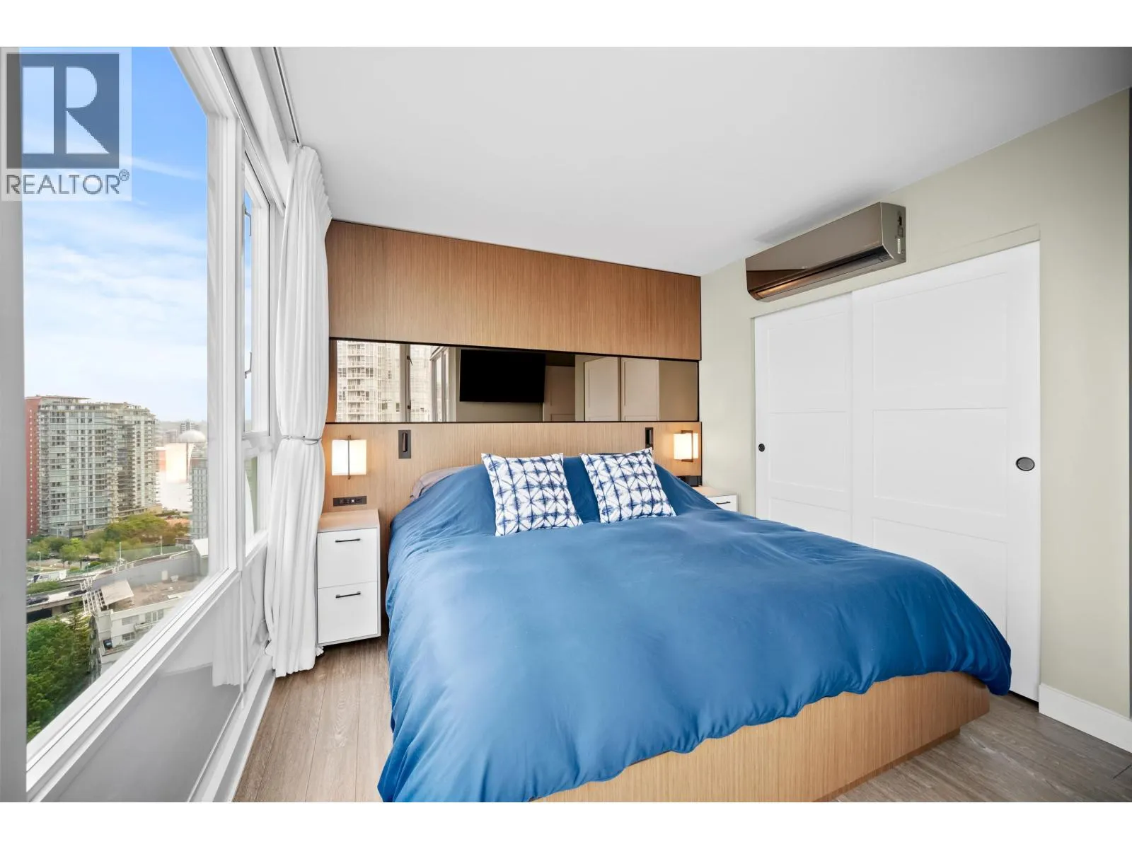 2606 1067 MARINASIDE CRESCENT