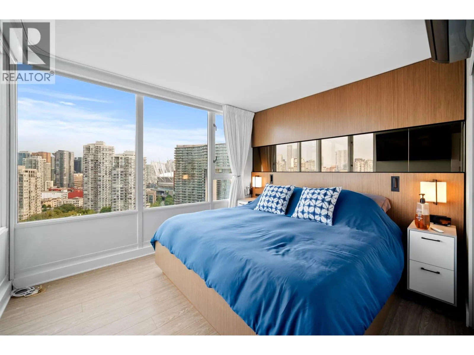 2606 1067 MARINASIDE CRESCENT
