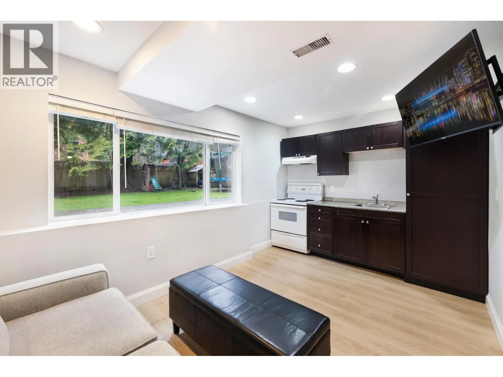 4233 CAPILANO ROAD