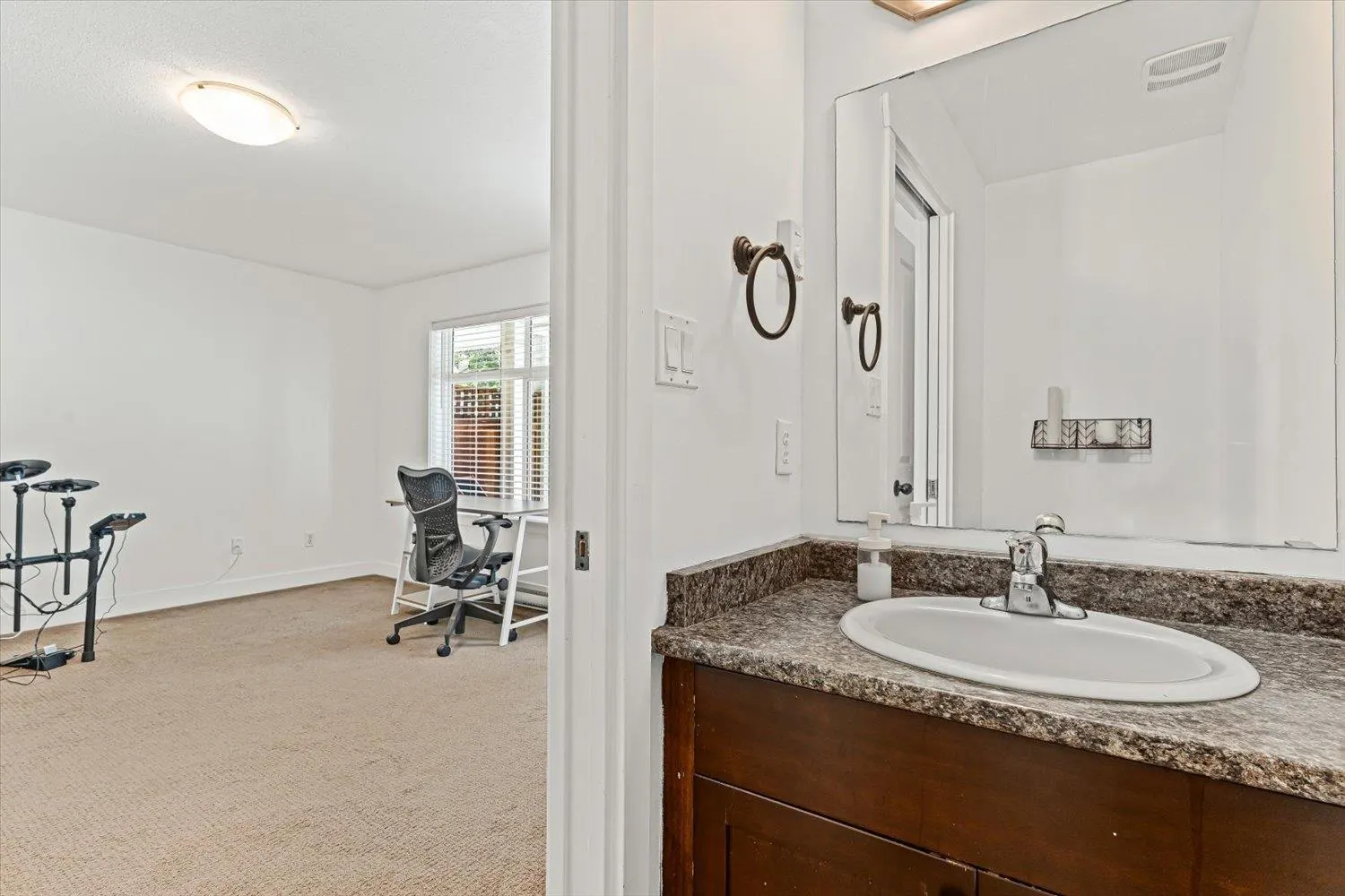 8 5837 SAPPERS WAY|Garrison Crossing