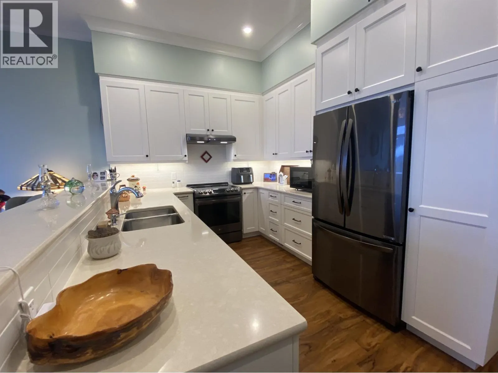 18 4022 YEO STREET