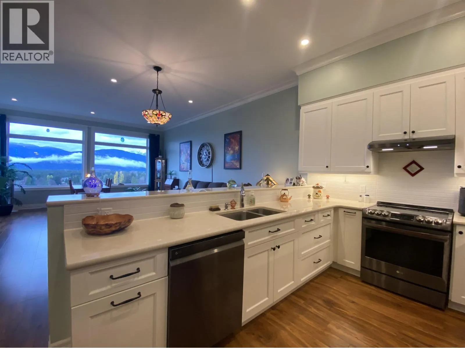 18 4022 YEO STREET