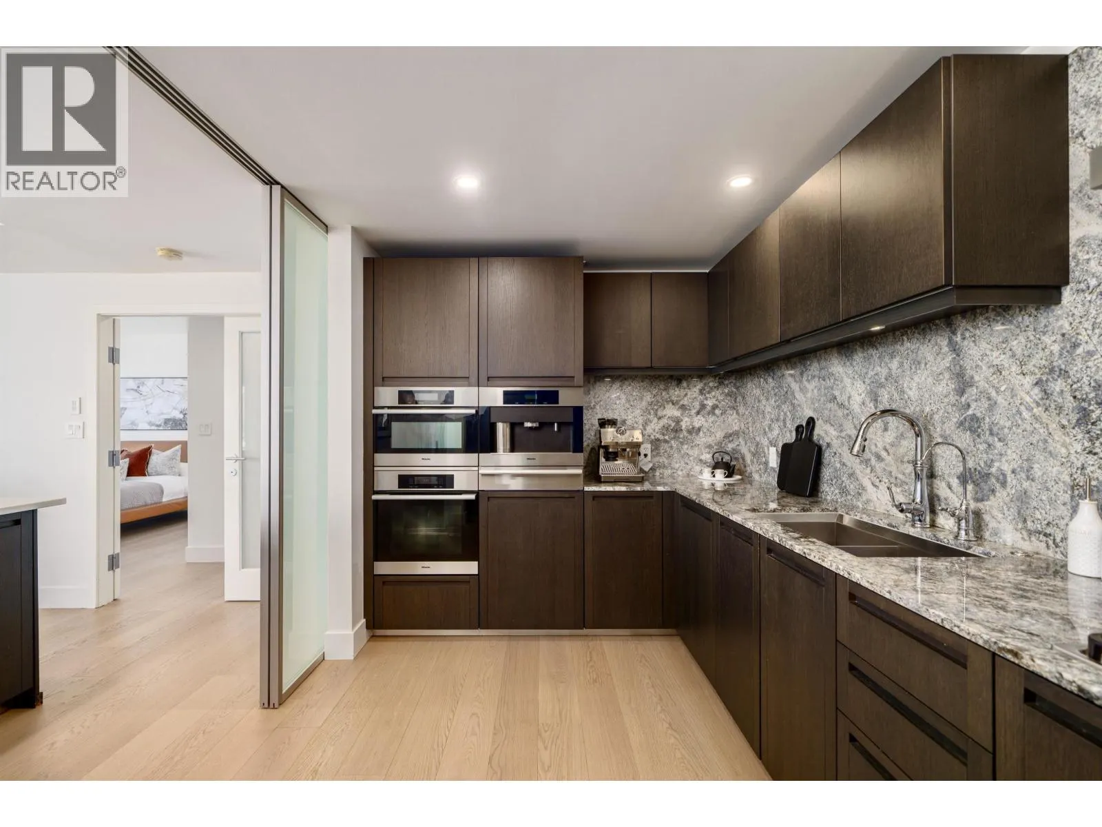 4102 1011 W CORDOVA STREET