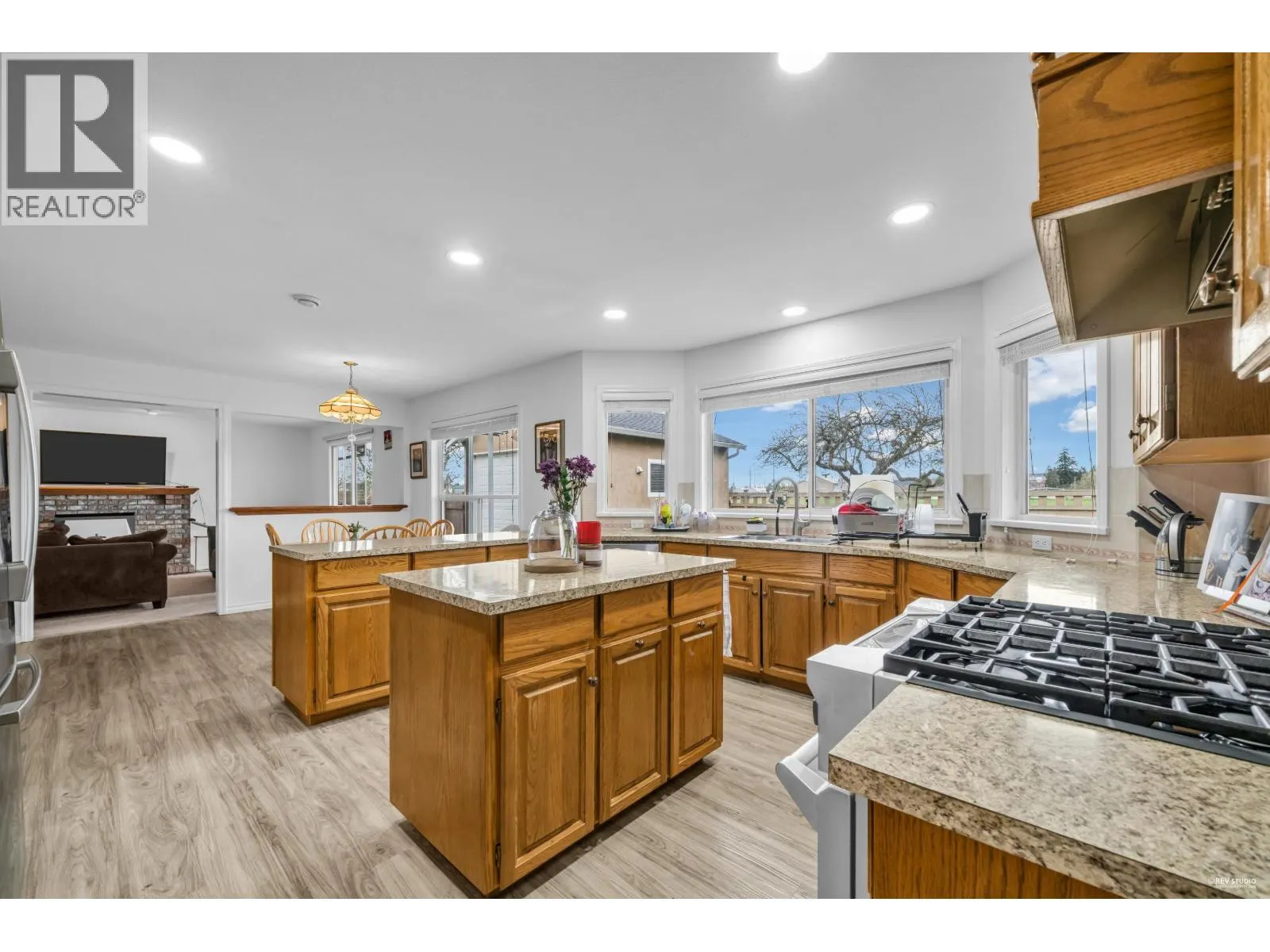 6585 HOLLY PARK DRIVE
