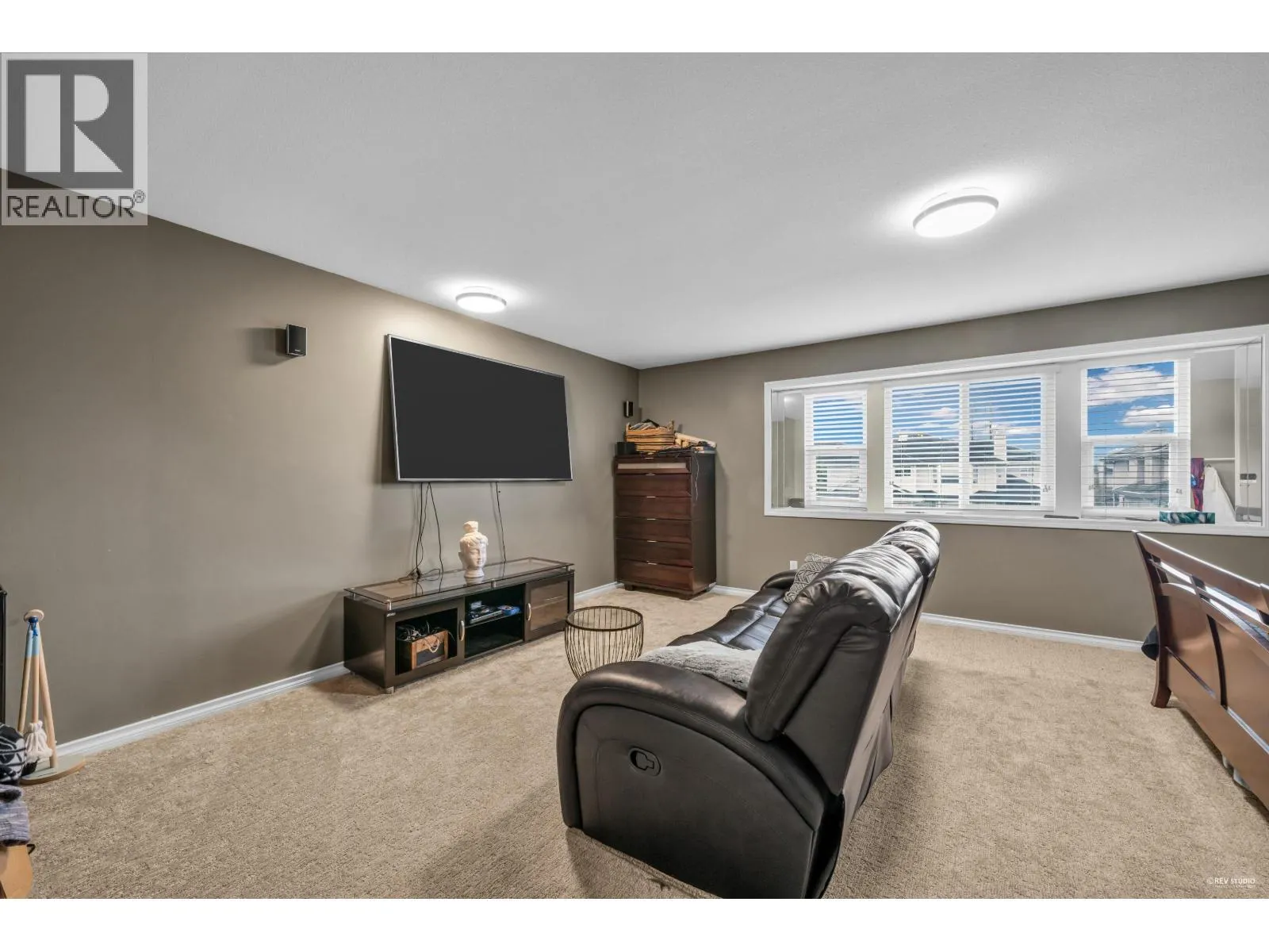 6585 HOLLY PARK DRIVE