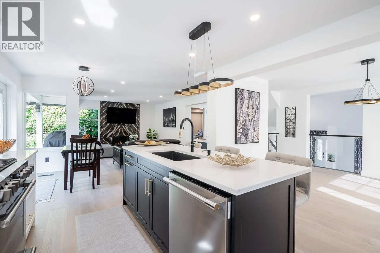 2637 SANDSTONE CRESCENT