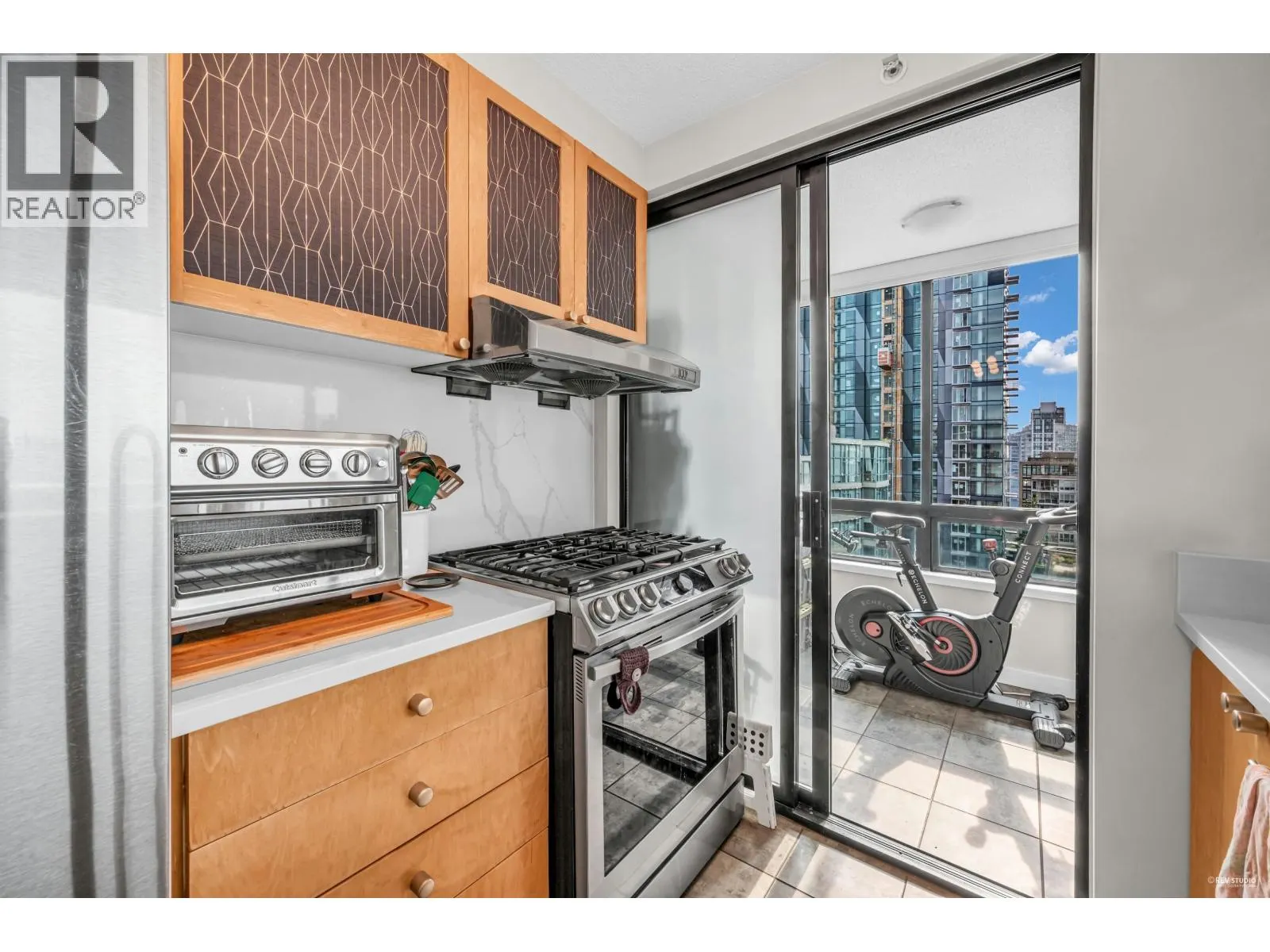 1504 1003 BURNABY STREET