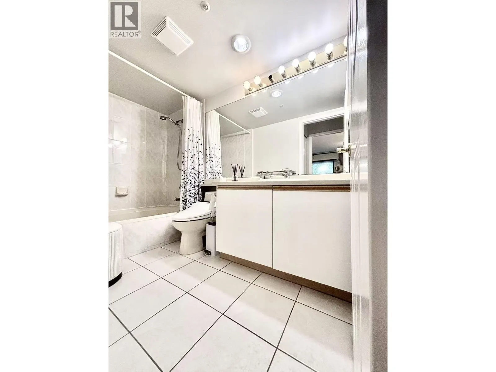 213 525 WHEELHOUSE SQUARE