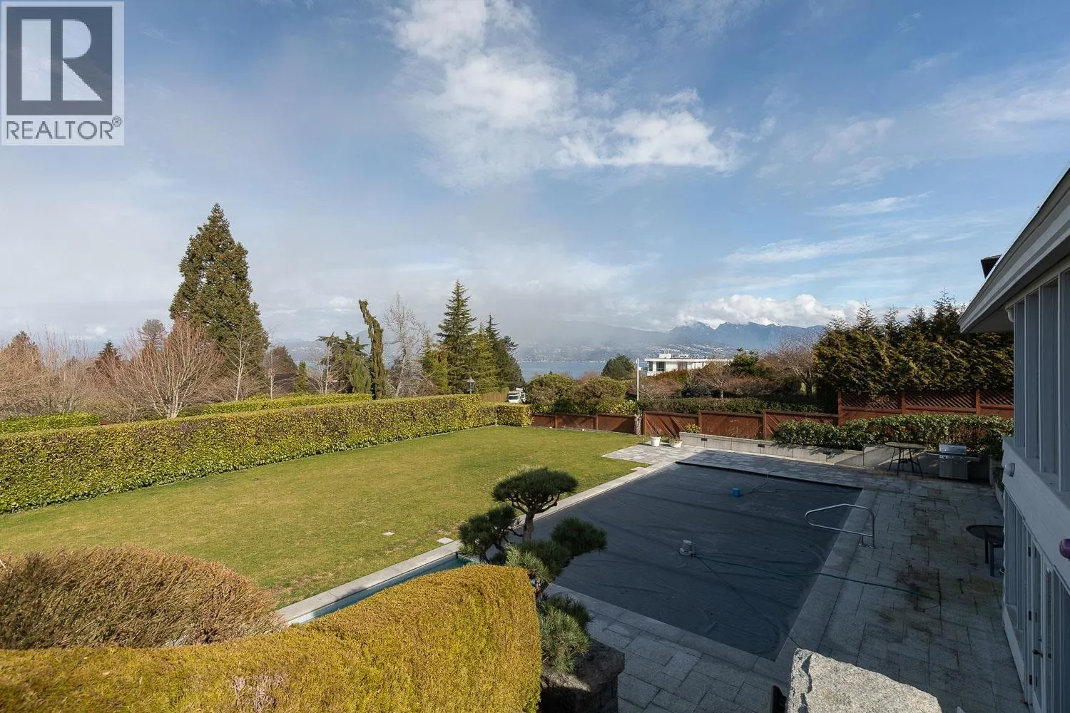 1516 WESBROOK CRESCENT
