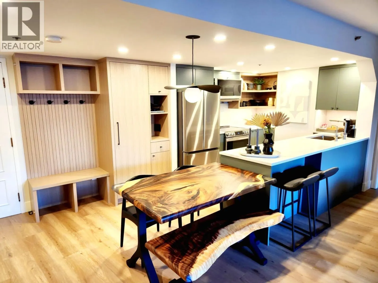 307 4280 MOUNTAIN SQUARE