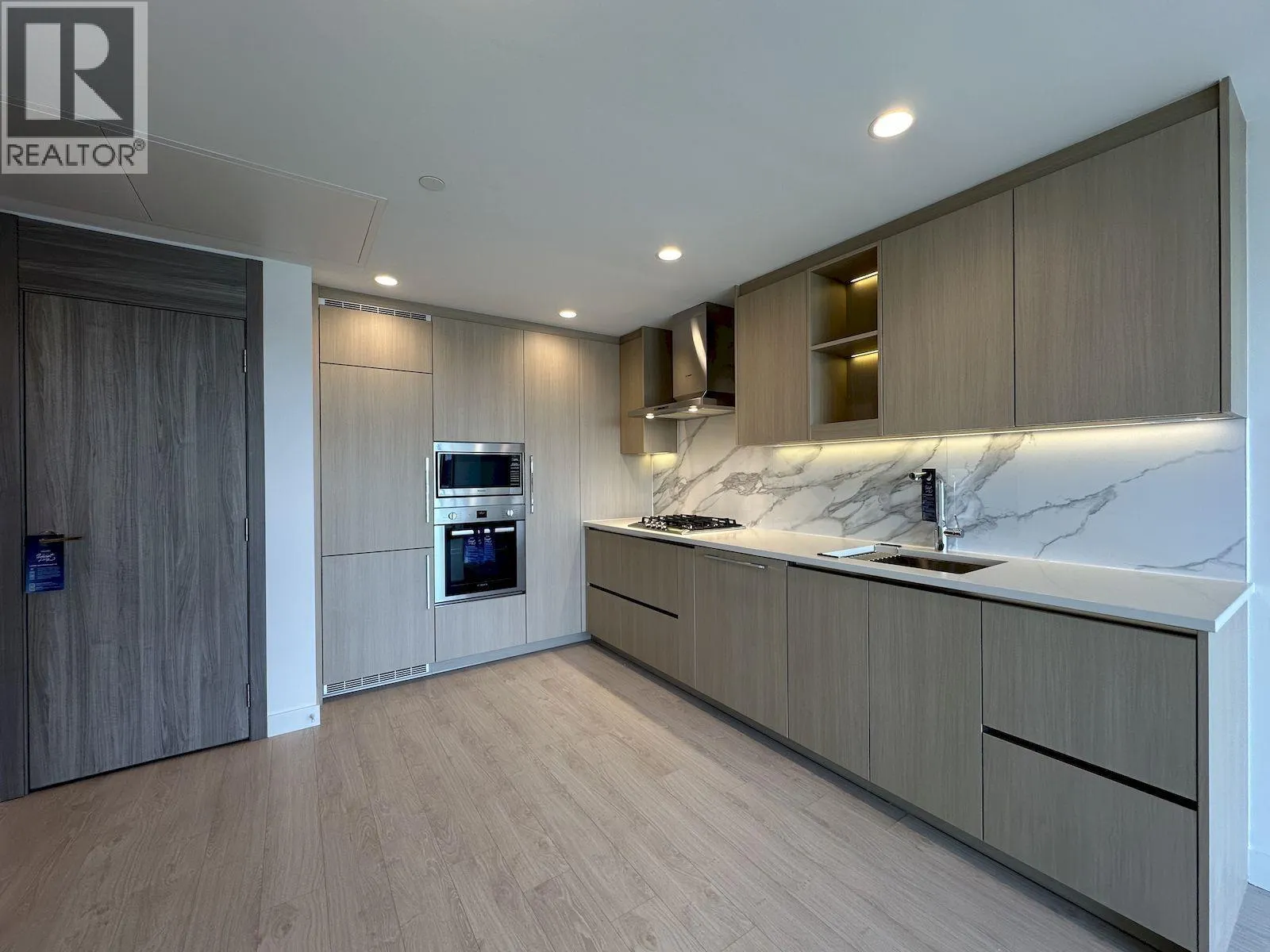 3501 4880 LOUGHEED HIGHWAY