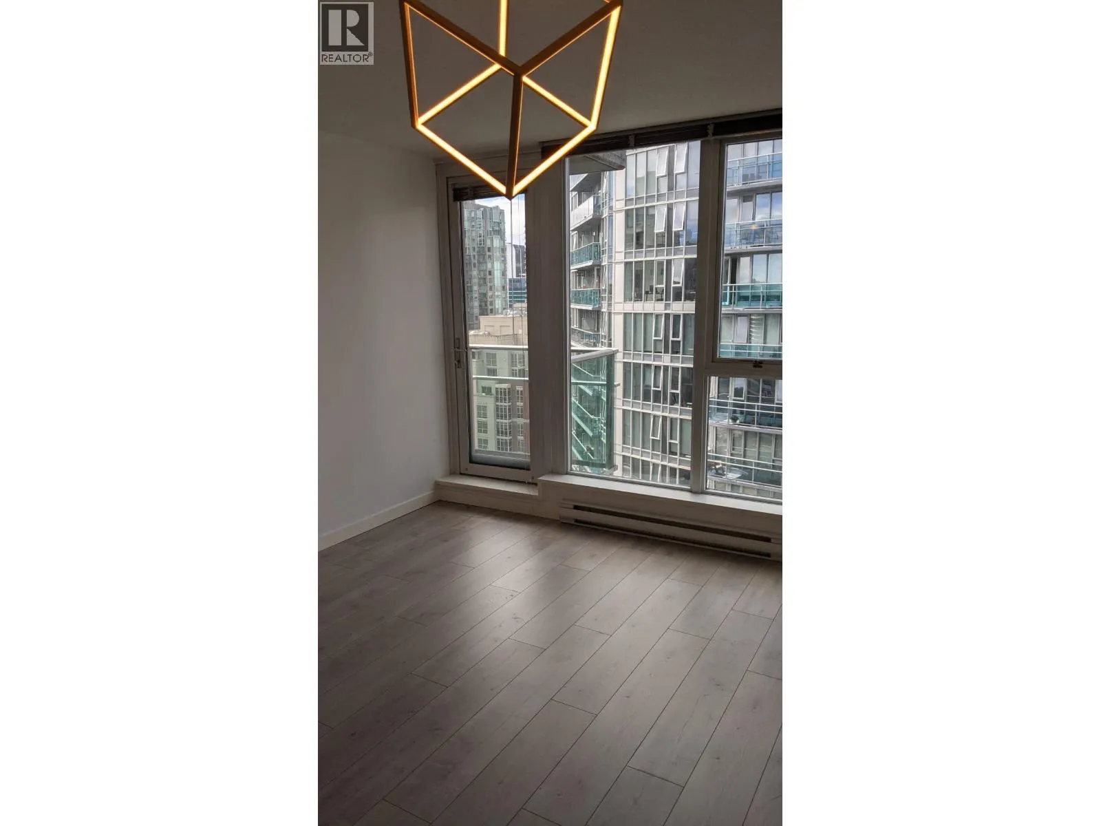 2201 233 ROBSON STREET