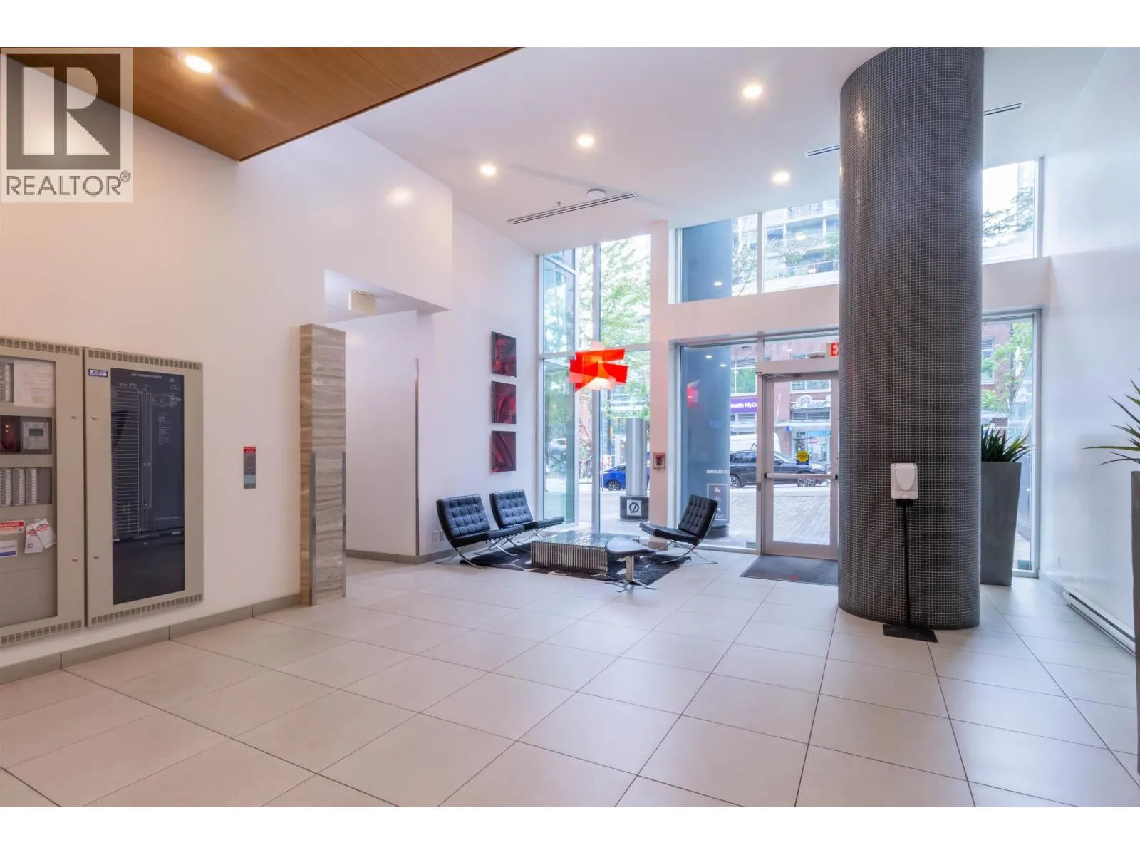 2201 233 ROBSON STREET