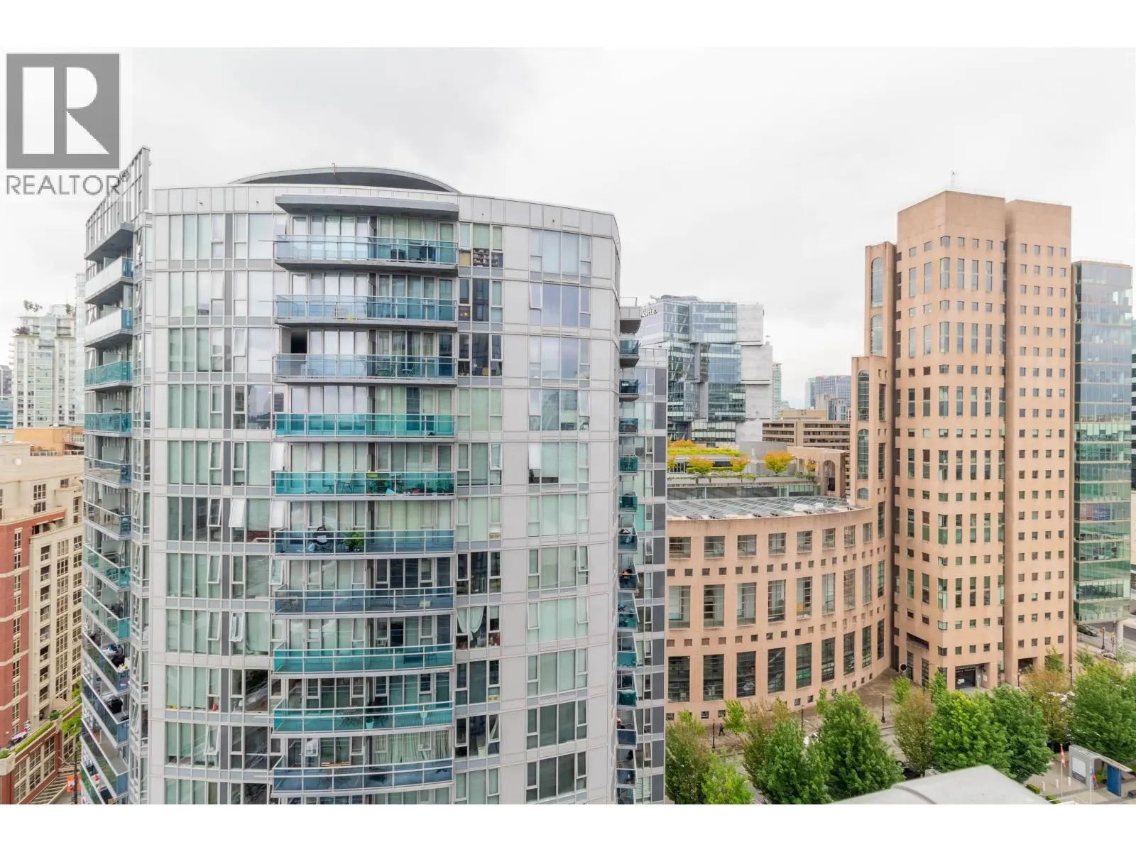 2201 233 ROBSON STREET