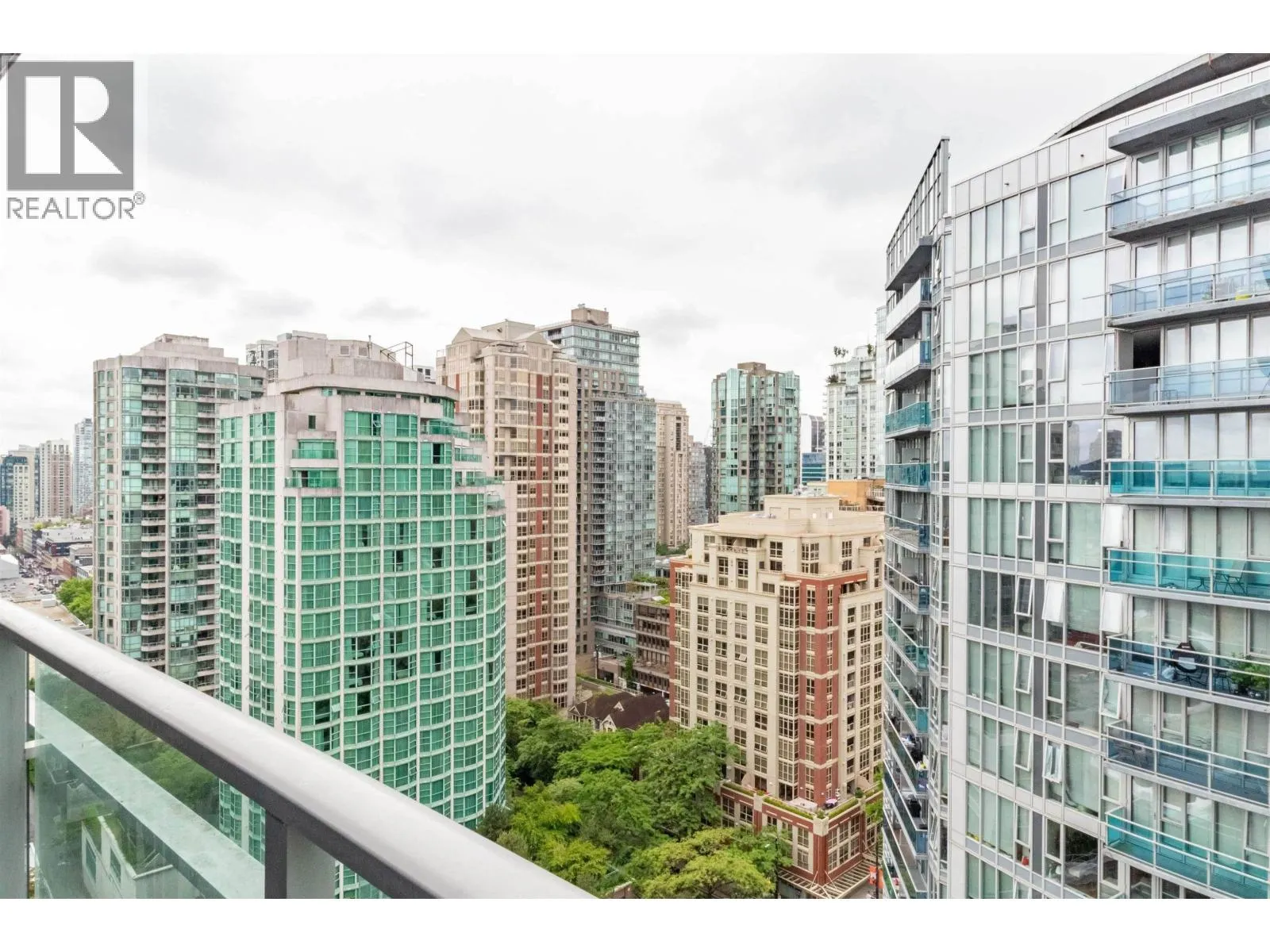 2201 233 ROBSON STREET