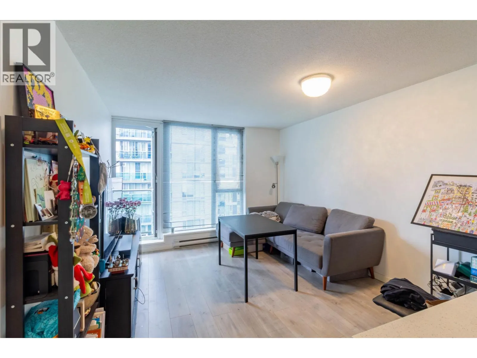 2201 233 ROBSON STREET