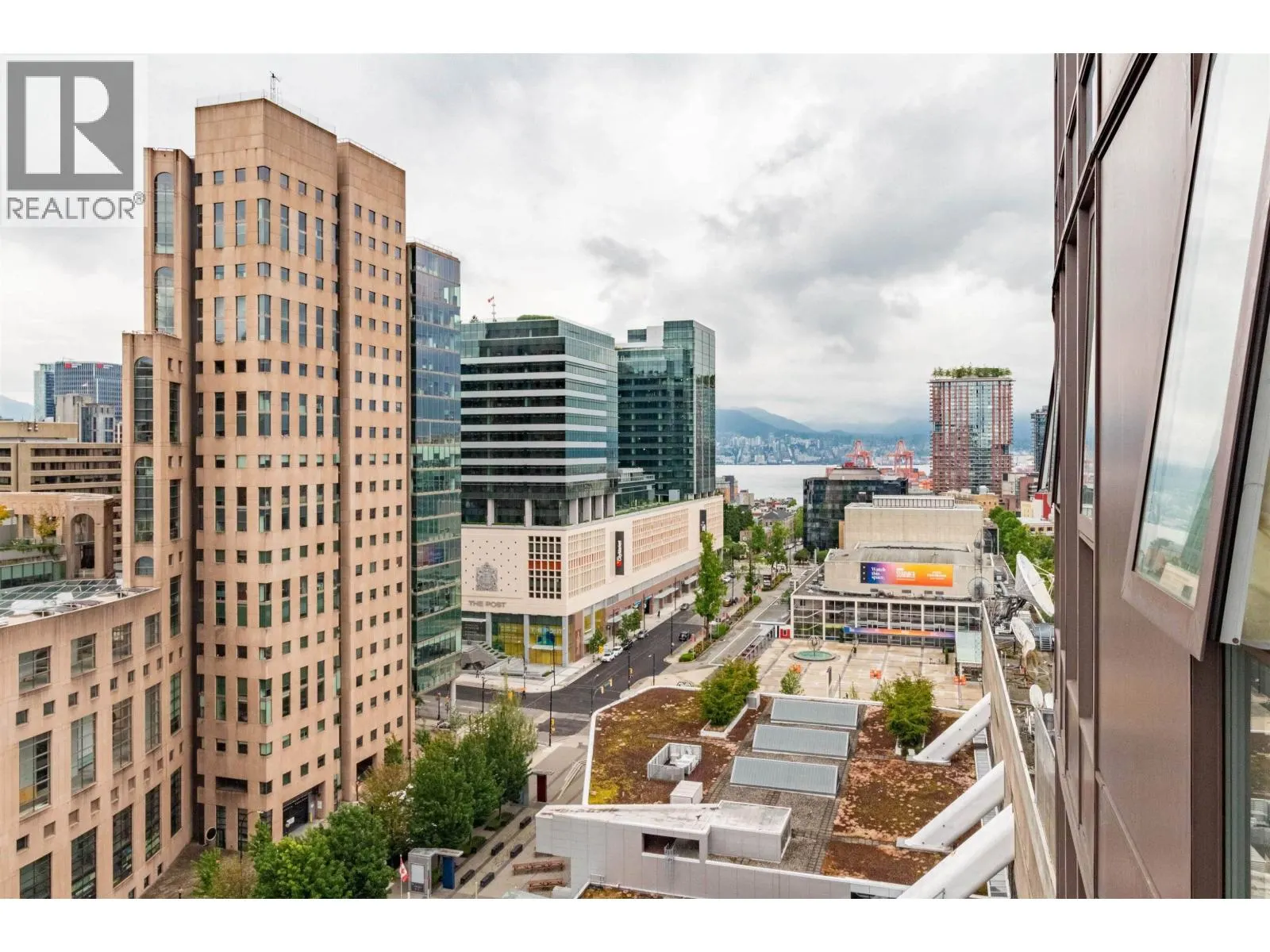 2201 233 ROBSON STREET