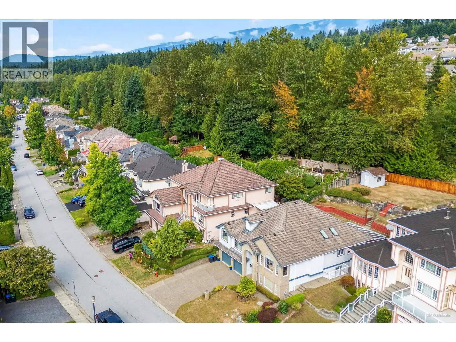 38 TIMBERCREST DRIVE