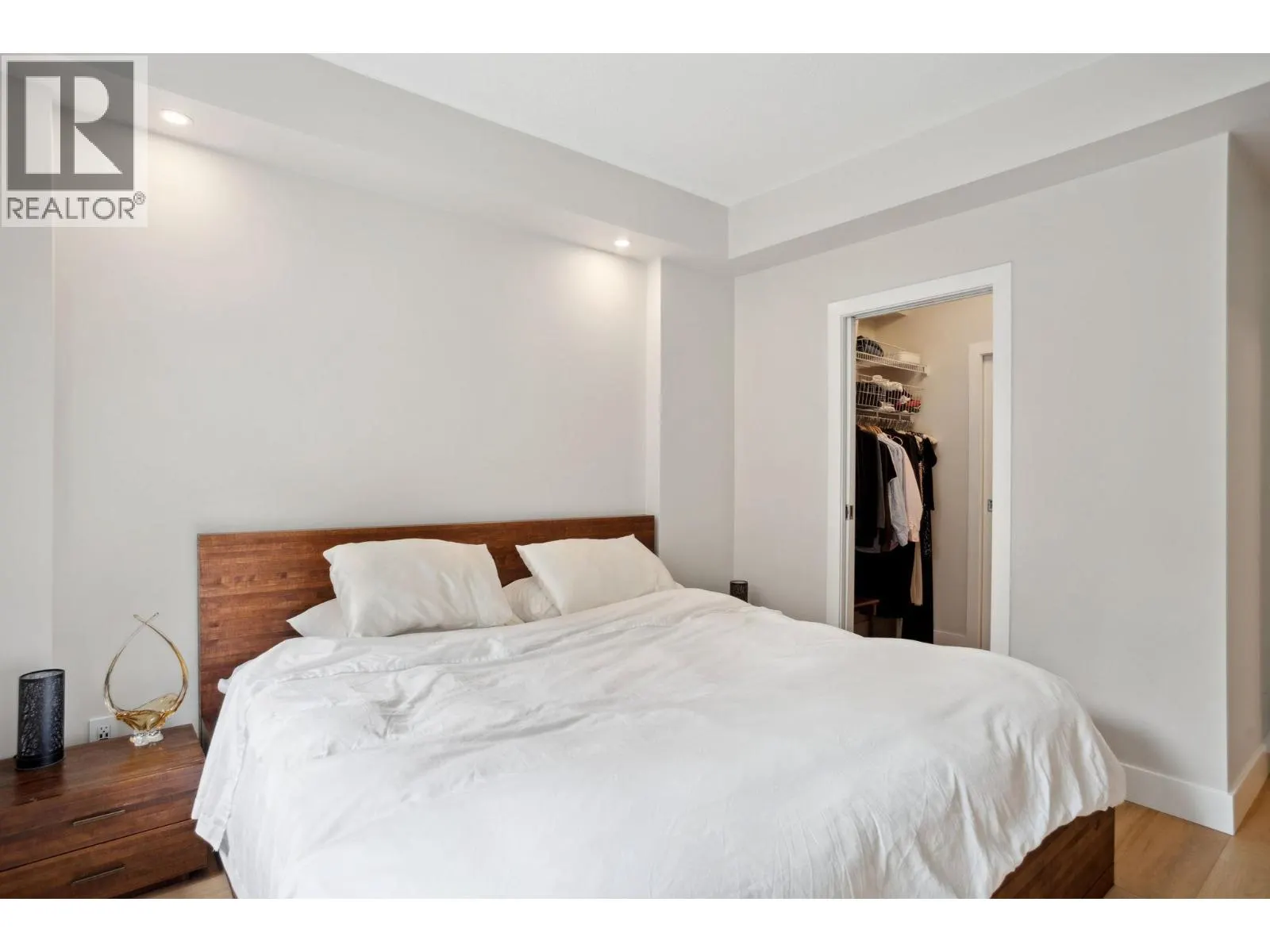 100 1688 ROBSON STREET