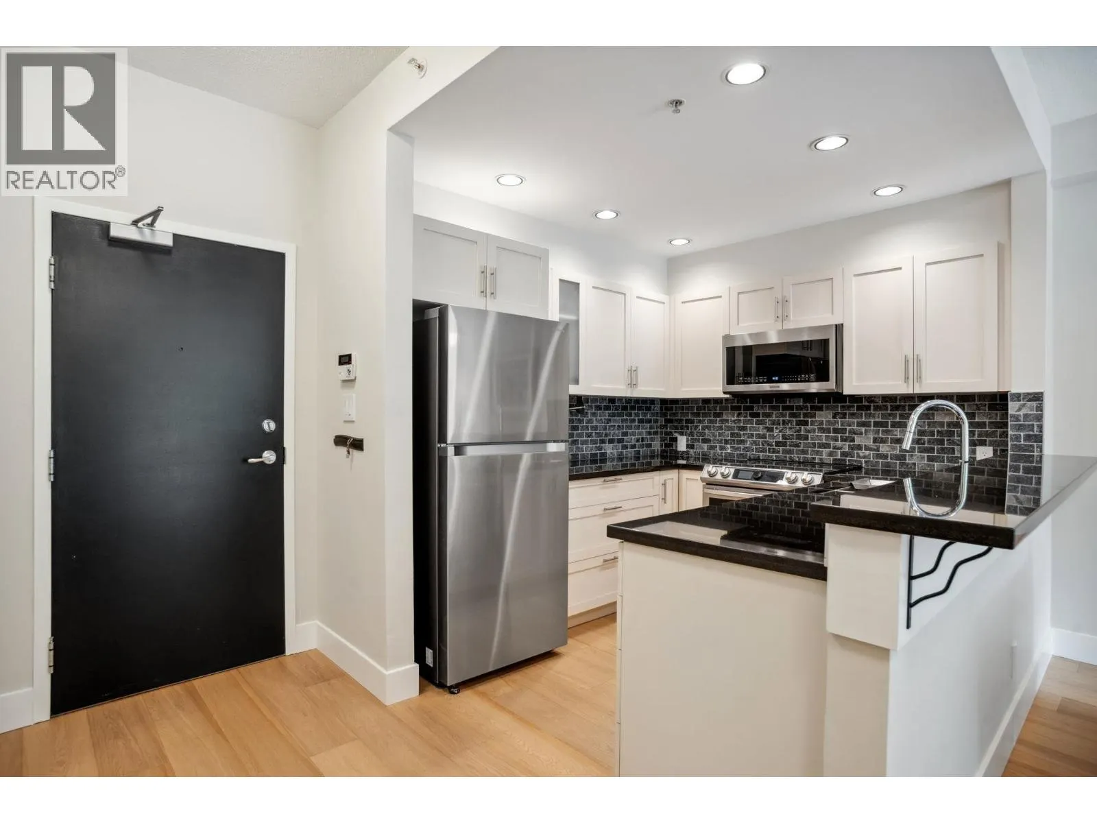 100 1688 ROBSON STREET
