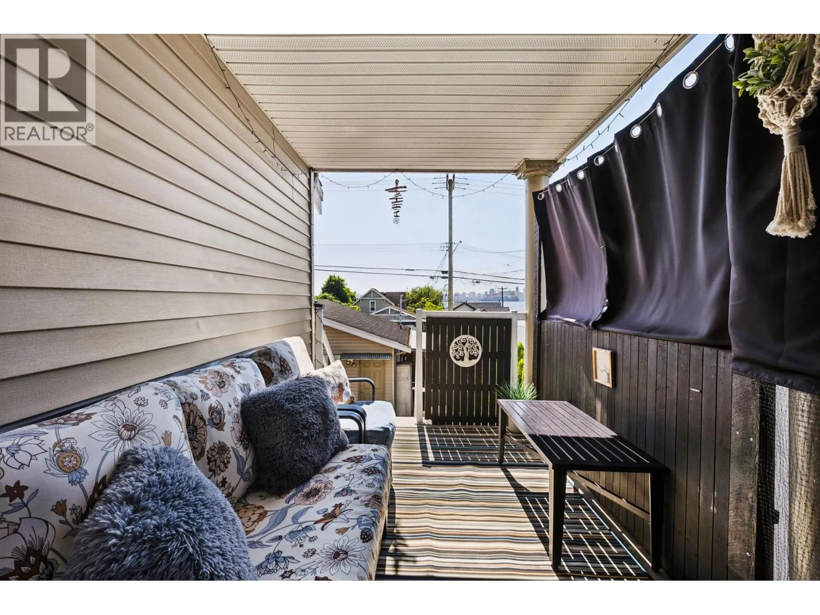 407 E 1ST STREET