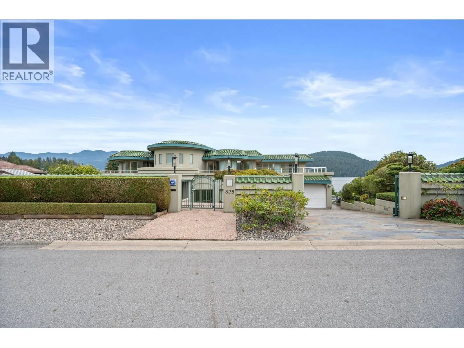 828 BEACHVIEW DRIVE