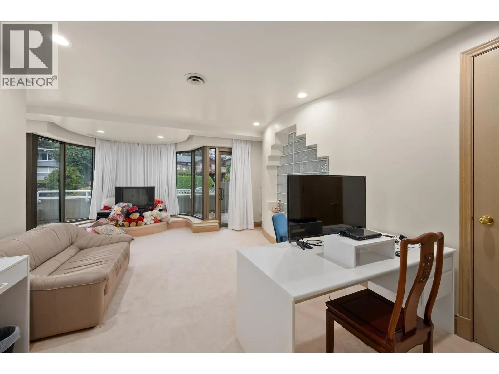 828 BEACHVIEW DRIVE