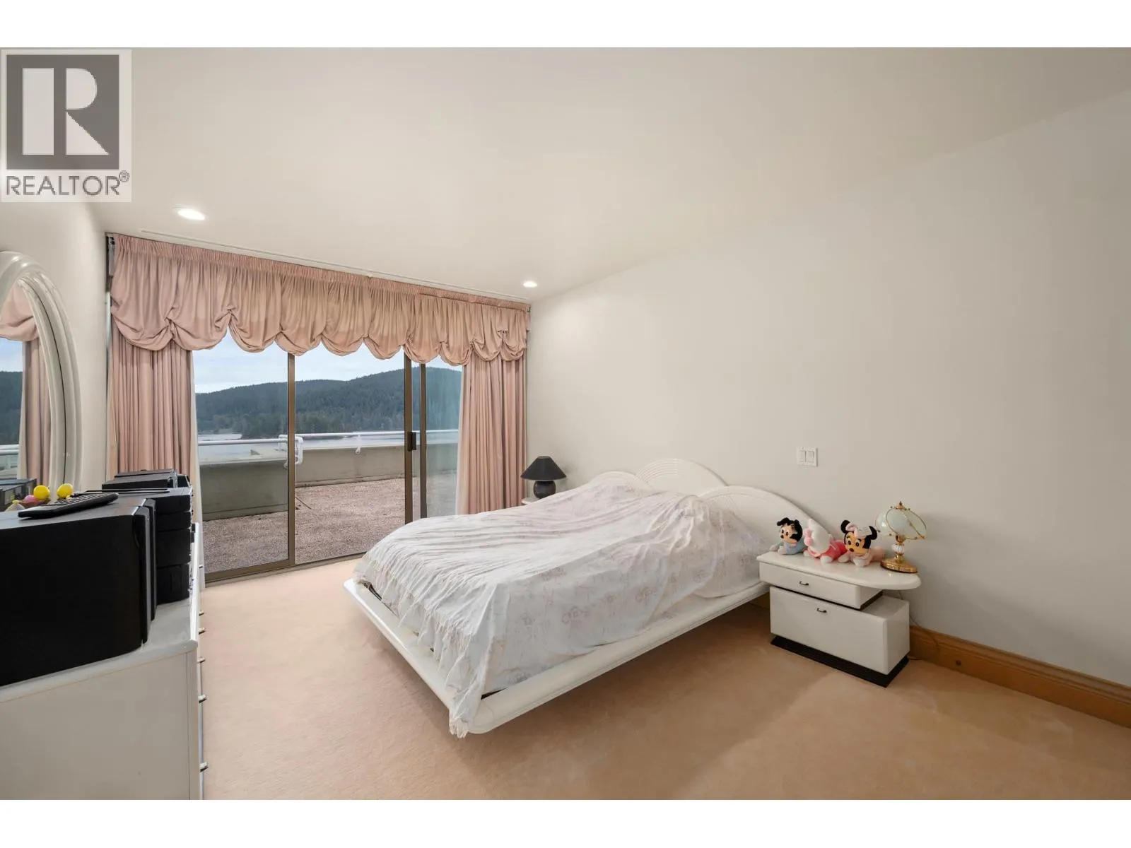 828 BEACHVIEW DRIVE