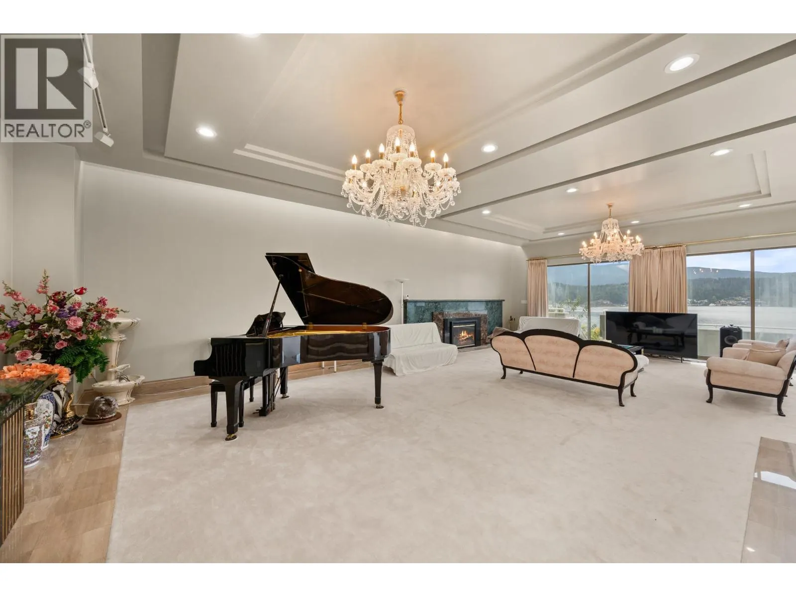 828 BEACHVIEW DRIVE