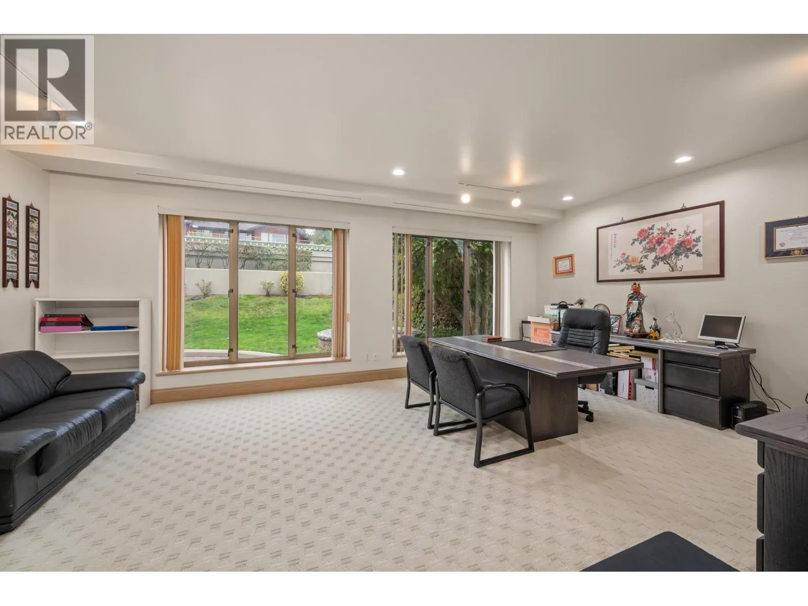 828 BEACHVIEW DRIVE