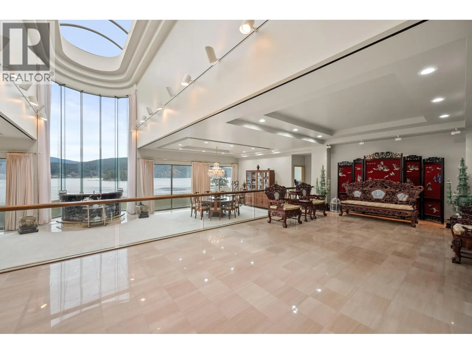 828 BEACHVIEW DRIVE