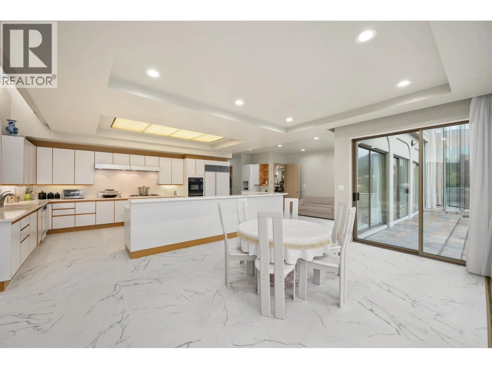 828 BEACHVIEW DRIVE