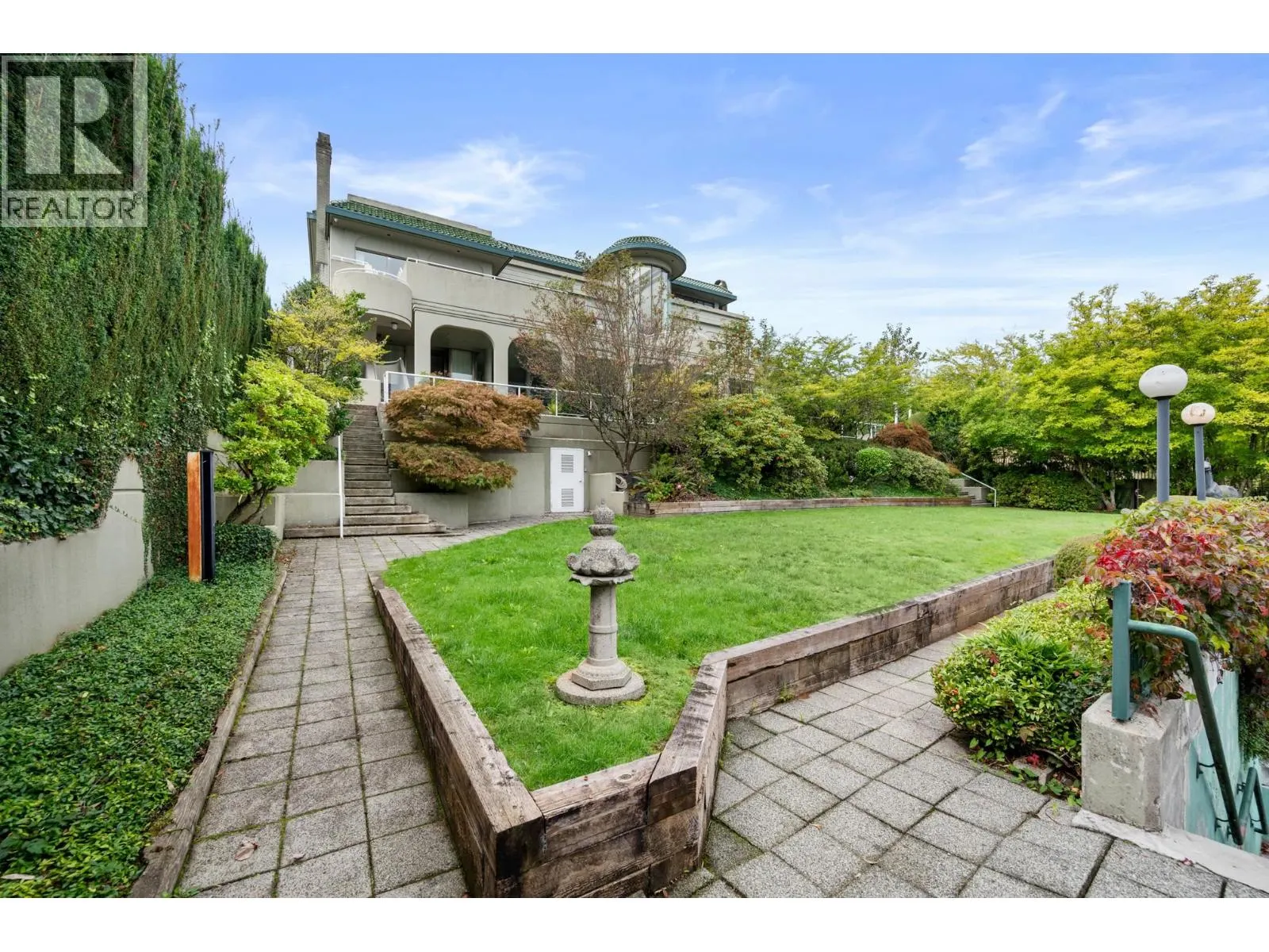 828 BEACHVIEW DRIVE