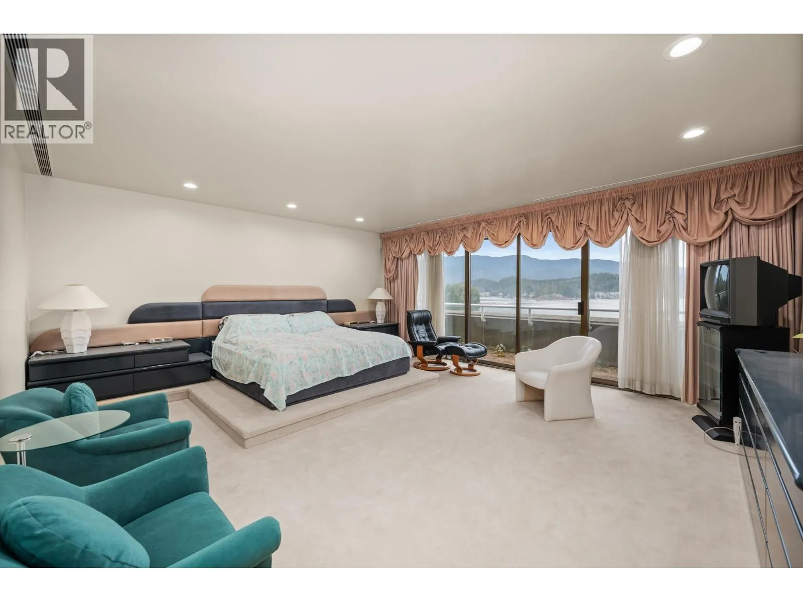828 BEACHVIEW DRIVE