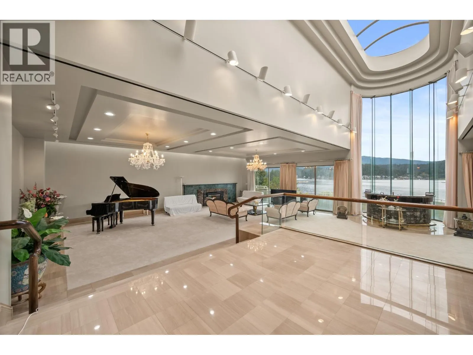 828 BEACHVIEW DRIVE