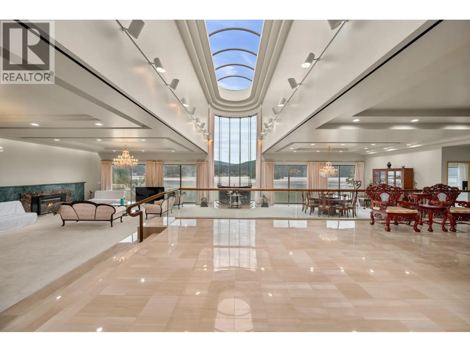 828 BEACHVIEW DRIVE