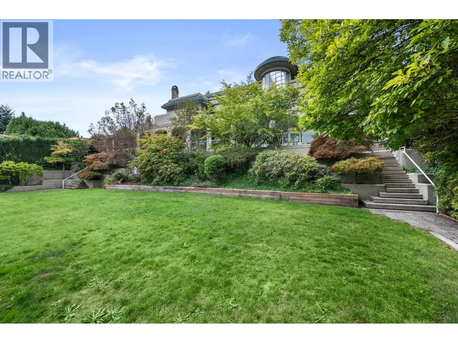 828 BEACHVIEW DRIVE