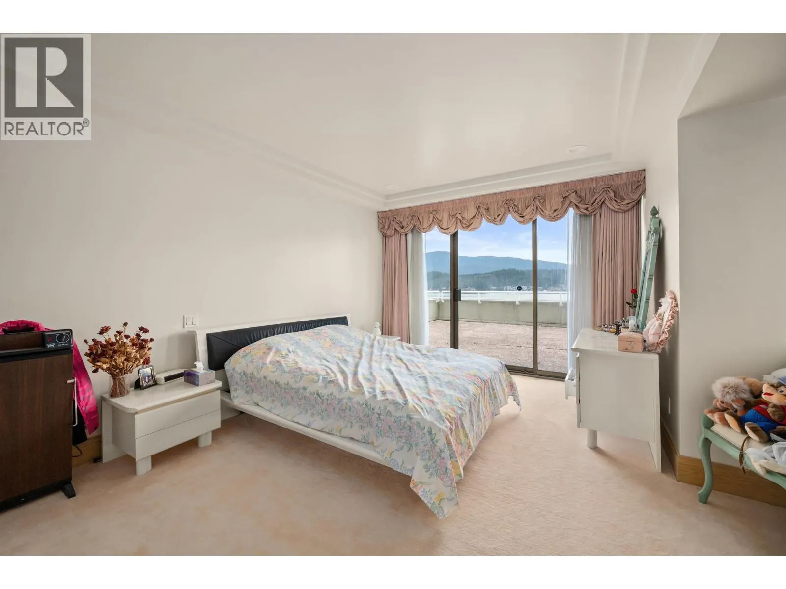828 BEACHVIEW DRIVE