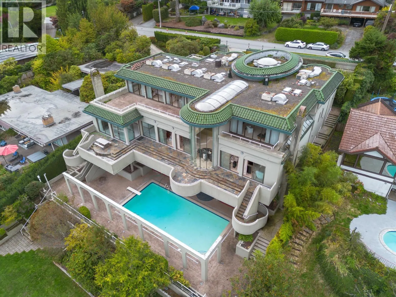 828 BEACHVIEW DRIVE