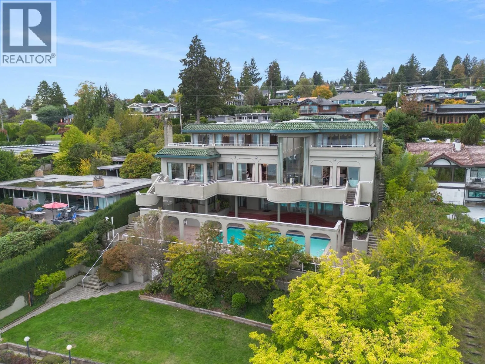 828 BEACHVIEW DRIVE