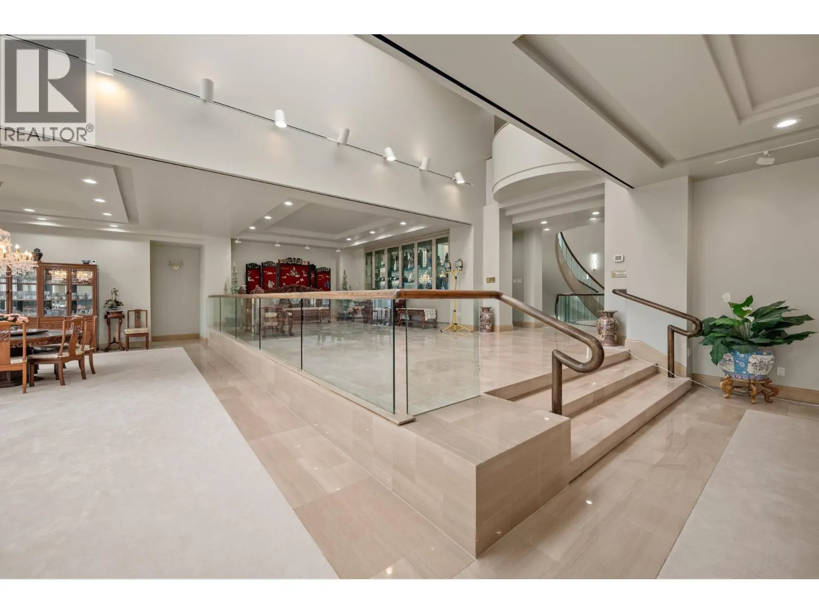 828 BEACHVIEW DRIVE
