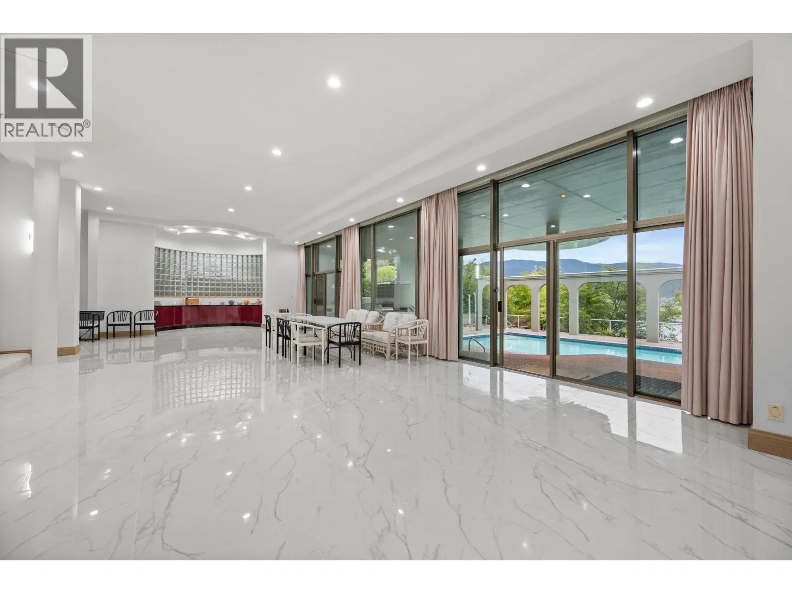 828 BEACHVIEW DRIVE
