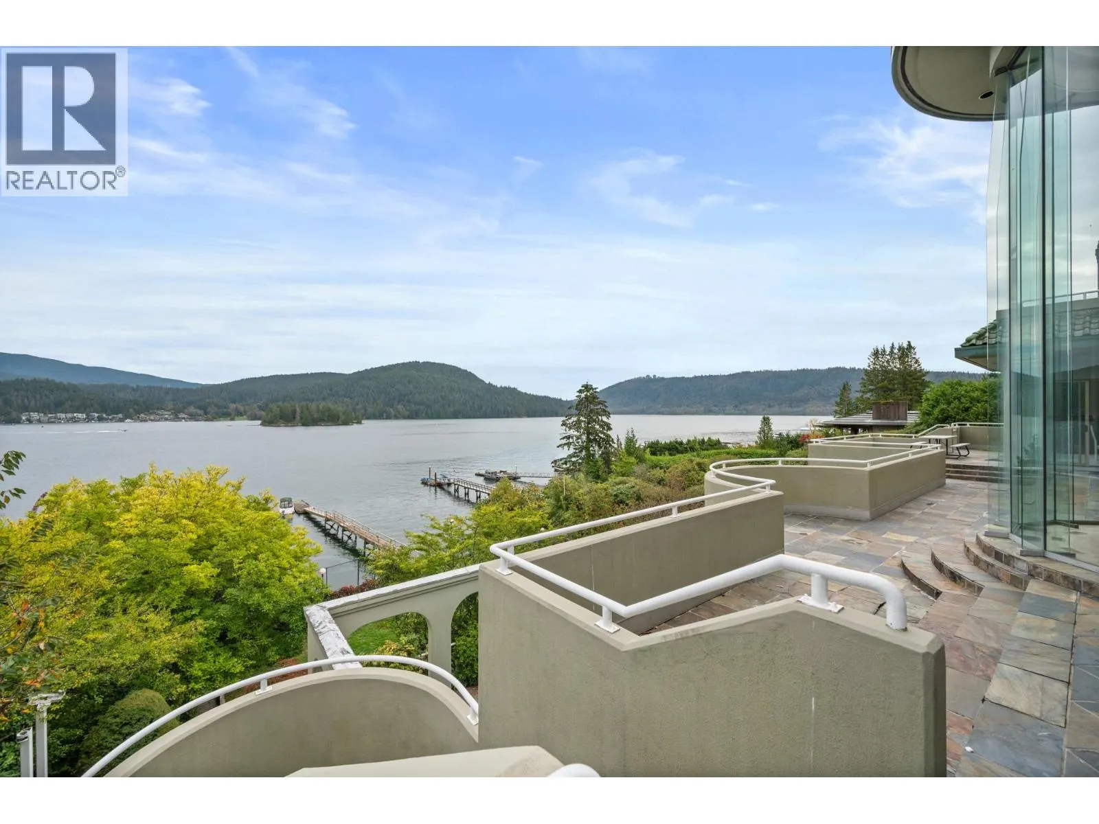 828 BEACHVIEW DRIVE